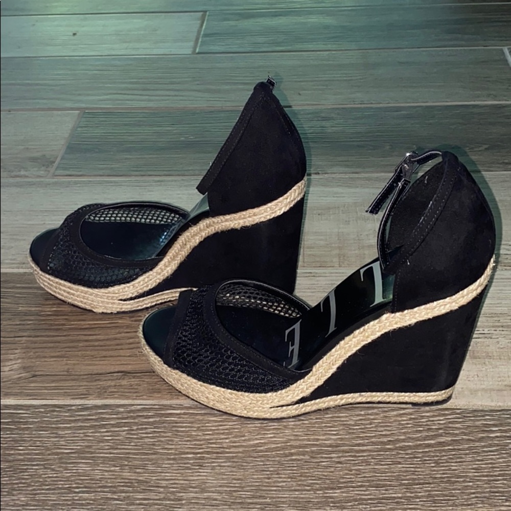 Like new! Black platform espadrilles. Size 9.5 - Picture 4 of 7
